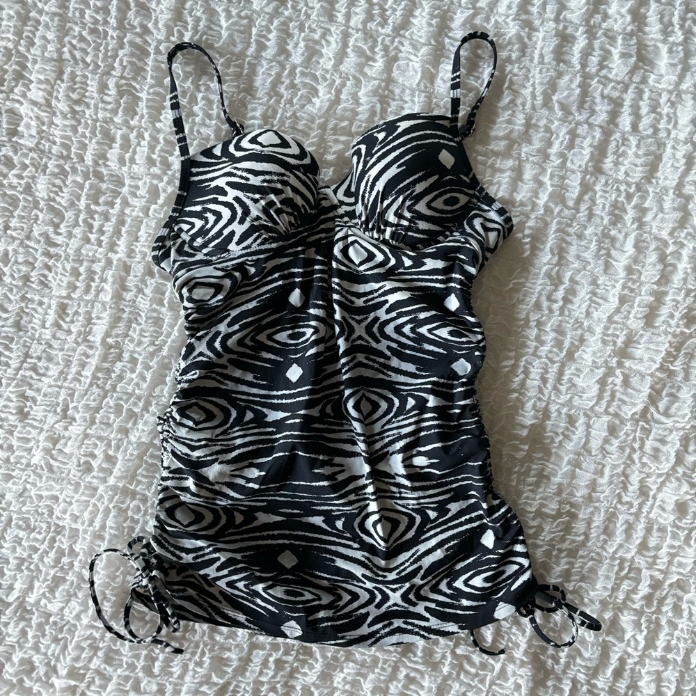 Love Your Assets by Spanx Tankini swim  top size Small black and white